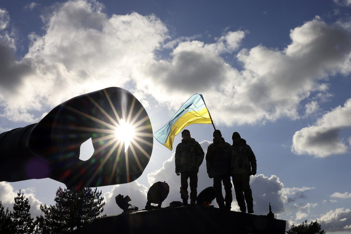 Ukrainian_personnel_standing_atop_a_Challenger_2_tank