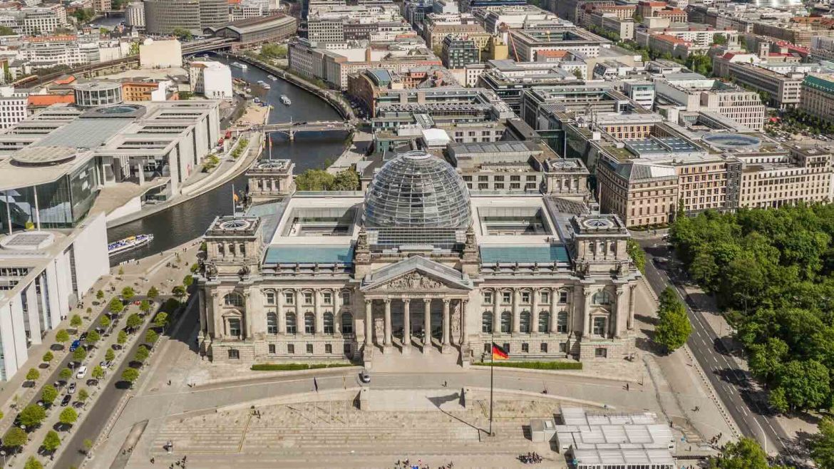 German Cabinet Turns Record Borrowing Into a Defence-Budget Confrontation